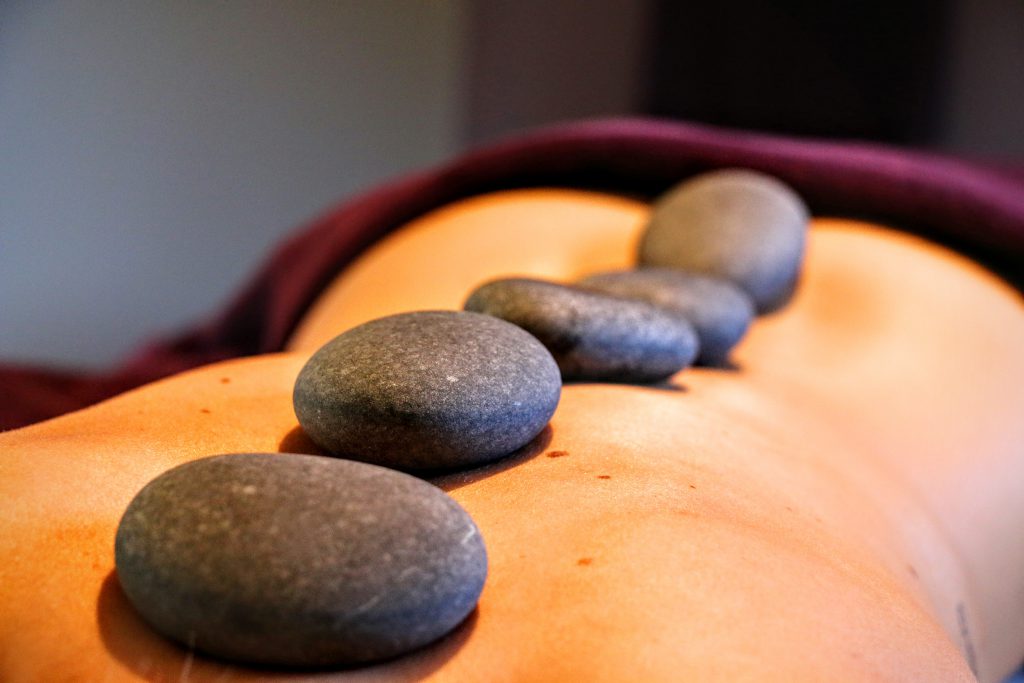 Ongedaan maken schommel buitenaards wezen Massage met warme stenen op je rug - Energetische massage